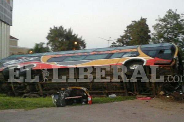 Un muerto a raiacutez del choque entre un colectivo y un auto 
