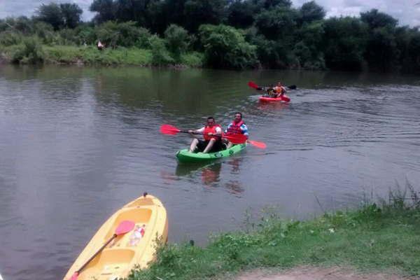 Joacutevenes del Hogar de Varones viven sus vacaciones con paseos en kayak