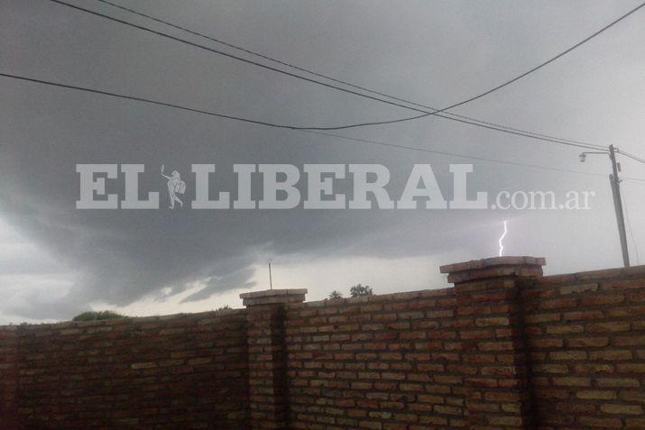Una fuerte tormenta se abatioacute en la ciudad Capital y alrededores