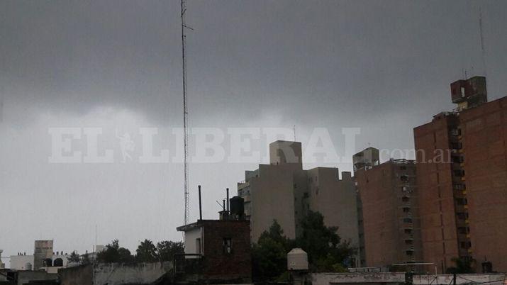 Una fuerte tormenta se abatioacute en la ciudad Capital y alrededores