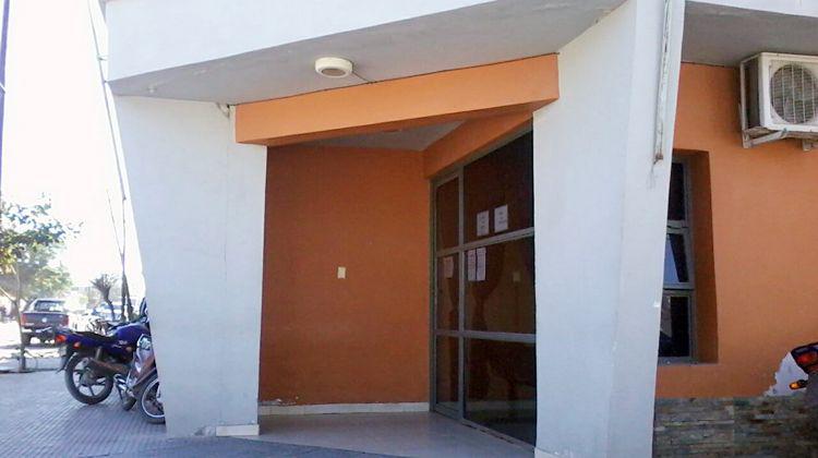 Roban mochila del interior de un auto