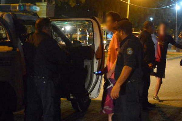 Adolescentes dantildean moacuteviles policiales  en el desalojo de una fiesta clandestina