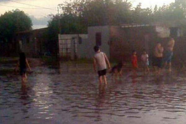 Pablo Mirolo recorrioacute los barrios de La Banda damnificados por la tormenta