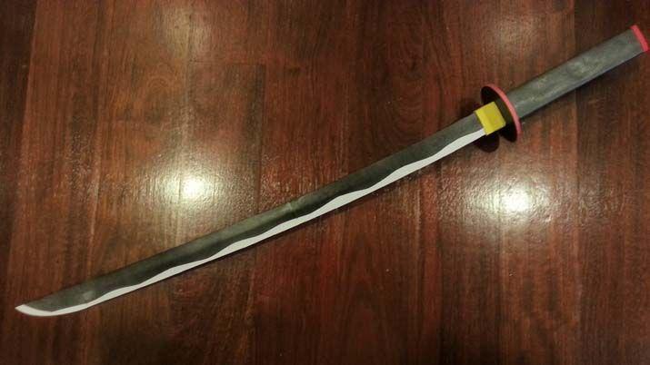 Fuera de siacute un joven destruyoacute un automoacutevil con una katana