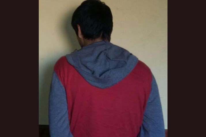 Un adolescente le roboacute a una mujer que espera el colectivo