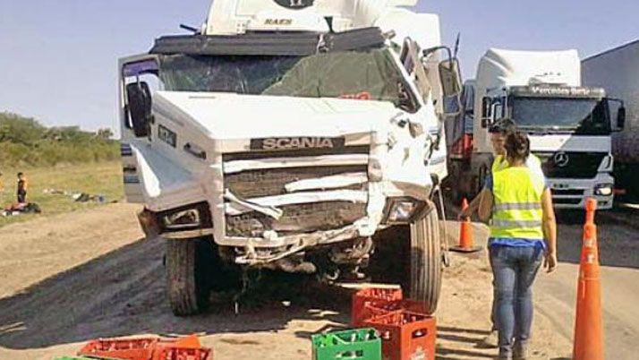 Un camioacuten que transportaba cerveza volcoacute cerca de Pinto