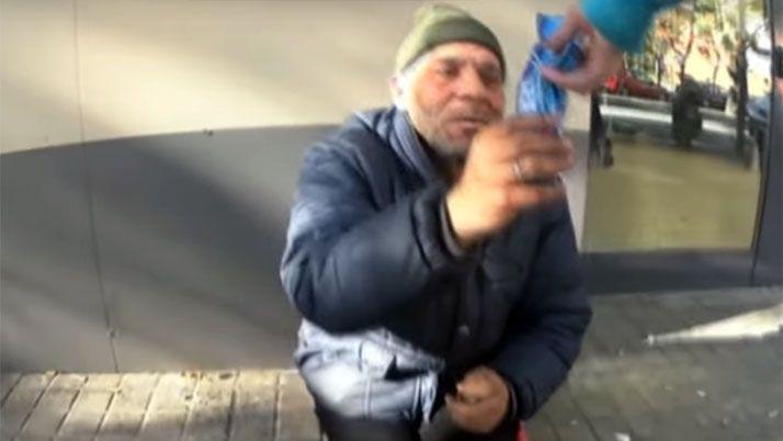 Indignacioacuten por la broma pesada de un youtuber a indigente