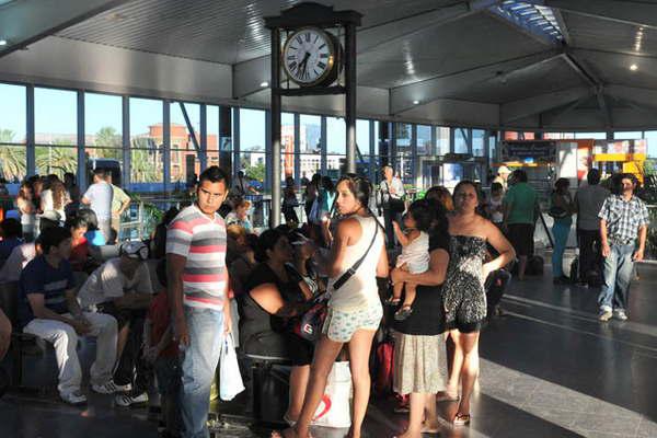 Se eliminaron los feriados puente y el calendario 2017 queda soacutelo con 16