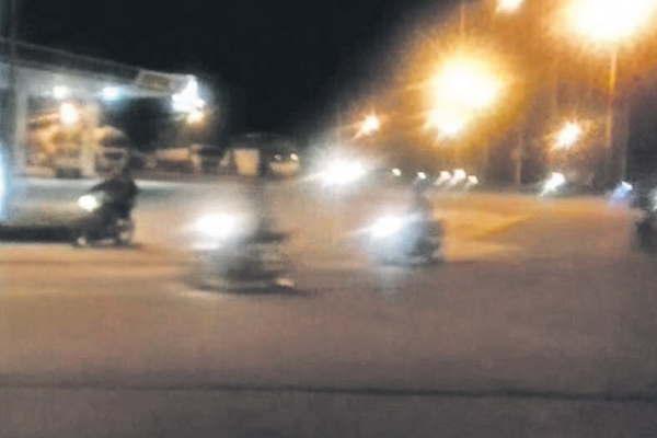 VIDEO- Menores en motos atemorizan en la noche de Friacuteas