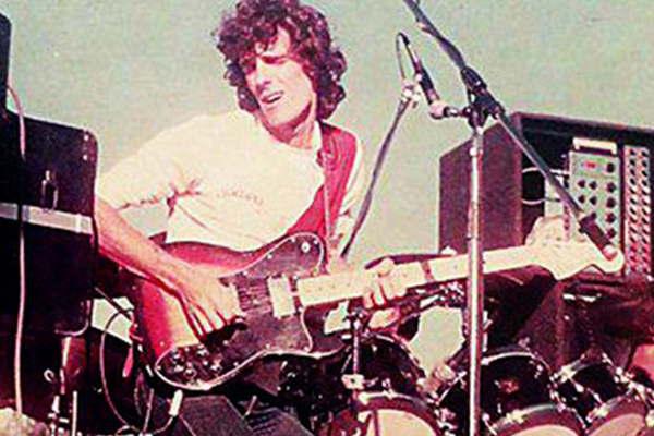 River le rindioacute homenaje al Flaco Spinetta