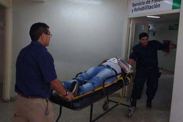 Tucumano sufrioacute graves lesiones tras volcar su automovil en Mansupa 