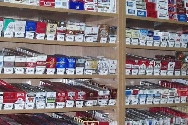 Bajoacute el consumo y se fuman 42 atados per caacutepita al antildeo