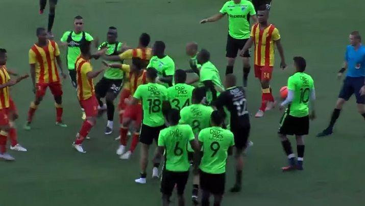Partido amistoso en Colombia termina en una batalla campal
