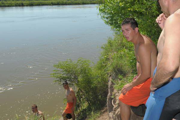 Conmocioacuten por la desaparicioacuten de un pescador en el riacuteo Dulce