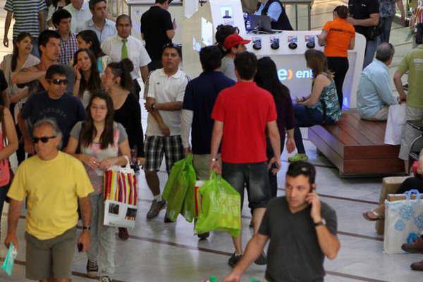 Explican el fenoacutemeno de los tours de compras a Chile
