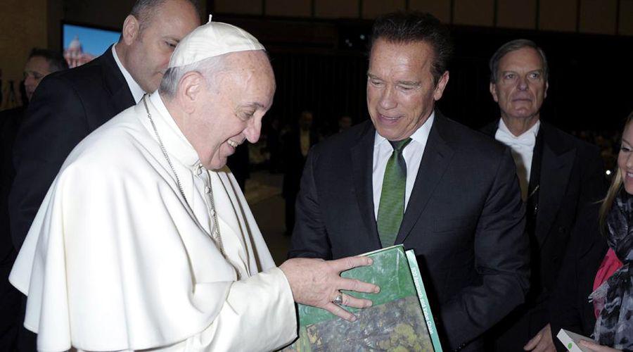 Hasta la vista- Schwarzenegger saludoacute al Papa Francisco