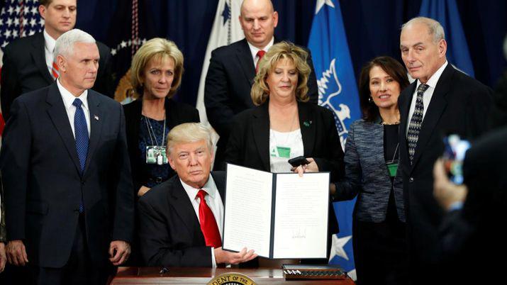 Trump firmó el decreto que ordena la construcción del muro