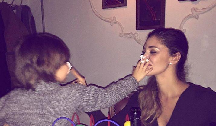 Ex conejita Playboy generaacute poleacutemica por un video con su hijo