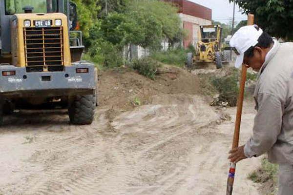 Se efectuacutean tareas de limpieza pavimentacioacuten y bacheo en distintos barrios de la ciudad Capital