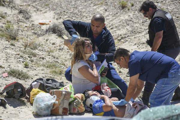 Santiaguentildeos heridos al protagonizar  un vuelco en Comodoro Rivadavia 
