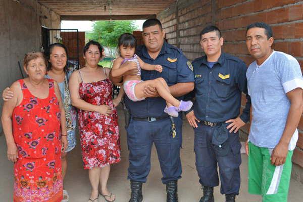 Policiacuteas heacuteroes se reencontraron con la nintildea a la que le salvaron la vida