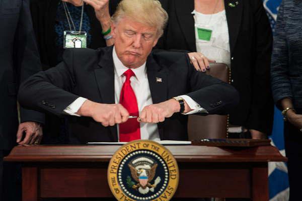 Trump ordenoacute construir el  muro en la frontera con Meacutexico 