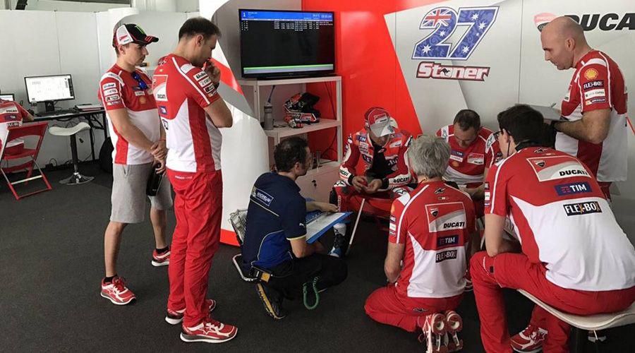 VIDEO- Primer test de Ducati con Stoner y ante la mirada de Lorenzo