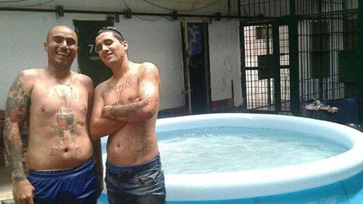 Presos con pileta en la caacutercel maacutes grande de Santa Fe