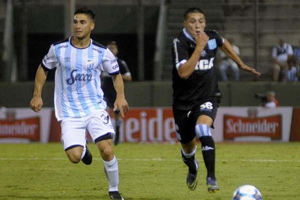 Racing empatoacute pero levantoacute una copa