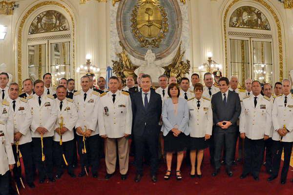 Macri entregoacute los sables a oficiales de las fuerzas de seguridad recieacuten ascendidos
