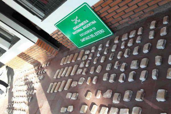 Secuestran una camioneta que en un doble fondo teniacutea ocultos 67 kilos de marihuana