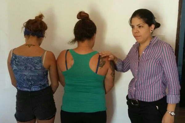 Hermanas presas por dejar a una adolescente en estado de coma