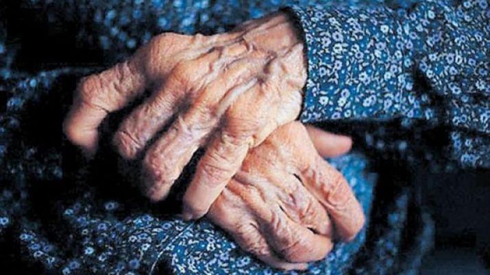 Contratoacute a una joven para que la cuide y la abandonoacute robaacutendole 1800