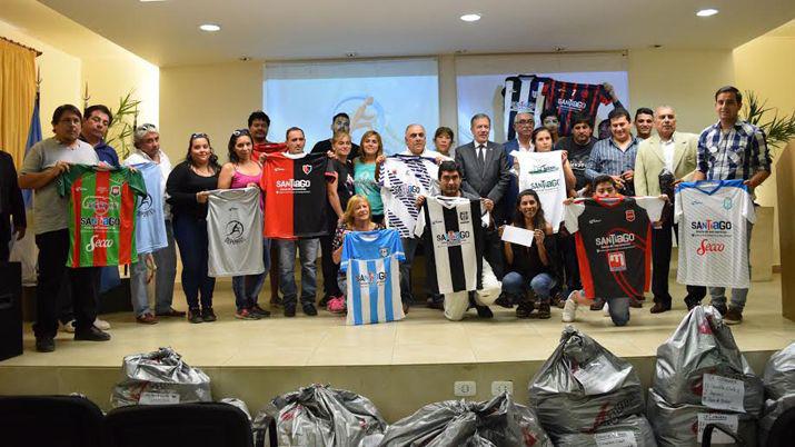 El gobierno entregó indumentaria y ayuda a los clubes que jugarn el Federal C