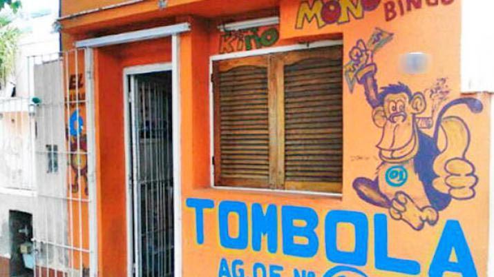 Asaltoacute una toacutembola a mano armada y vestido de diablo