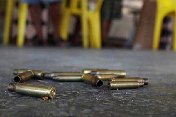 Detuvieron a dos adolescentes y uno se fugoacute a los tiros 