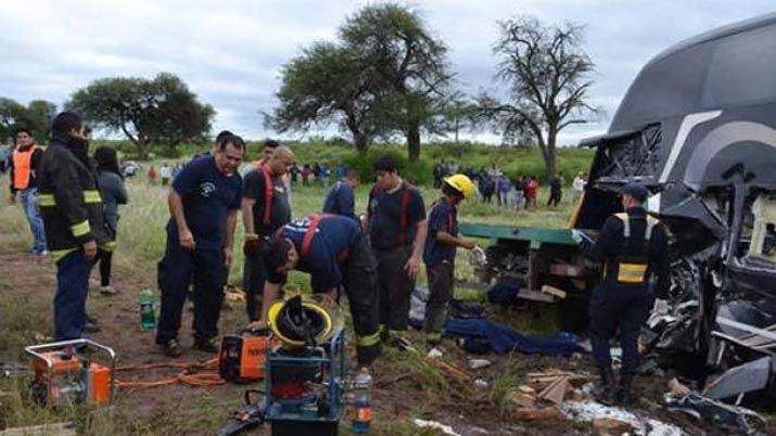 Fuerte choque entre un colectivo y un camioacuten dejoacute dos heridos