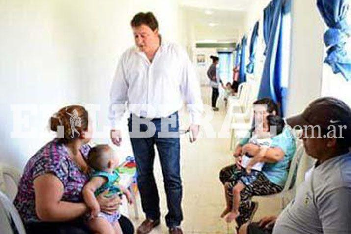 El intendente dialoga con las madres de los menores que van a recibir la correspondiente atención profesional