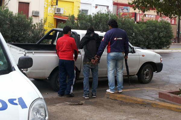 Detienen a un conocido delincuente le secuestran una escopeta y recuperan 1500 y bienes robados