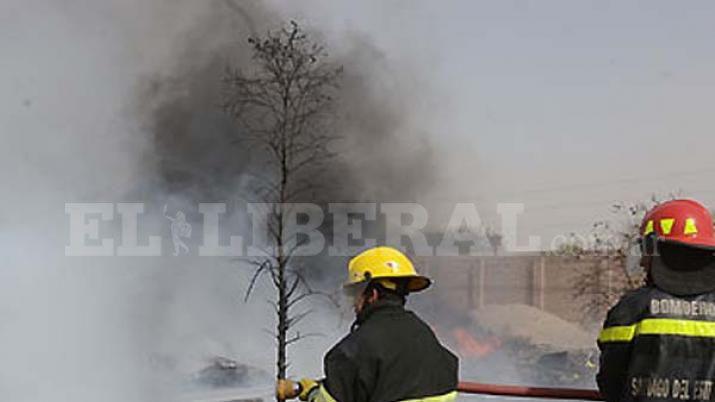 Prendieron papeles en un baldío pero el fuego se descontroló