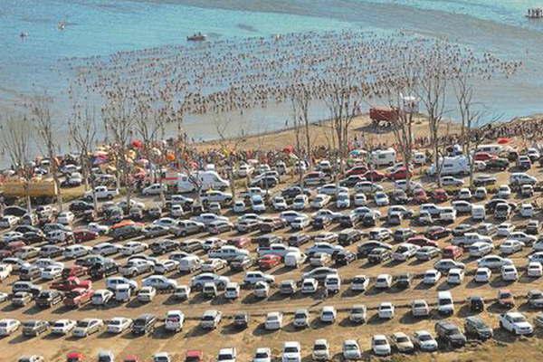 Carhueacute- 3000 personas se metieron a un lago y rompieron un reacutecord de Taiwaacuten