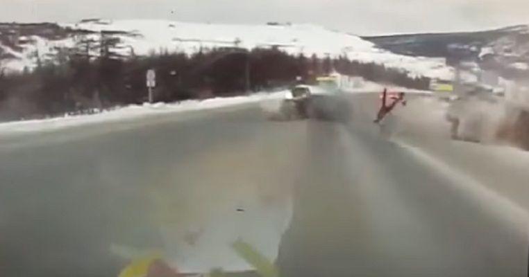 El impactante momento en que una embarazada sale volando de una ambulancia en un accidente