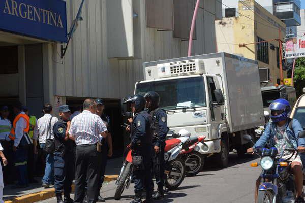 Se atrincheroacute dentro de su camioacuten para evitar que sea secuestrado por Traacutensito