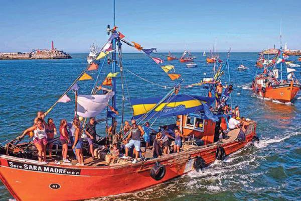 La procesioacuten naacuteutica de las lanchas amarillas cerroacute la 35ordf Fiesta Nacional de los Pescadores