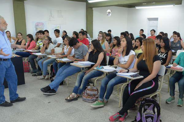Maacutes de 500 alumnos se preparan para el ingreso a Medicina de la Unse