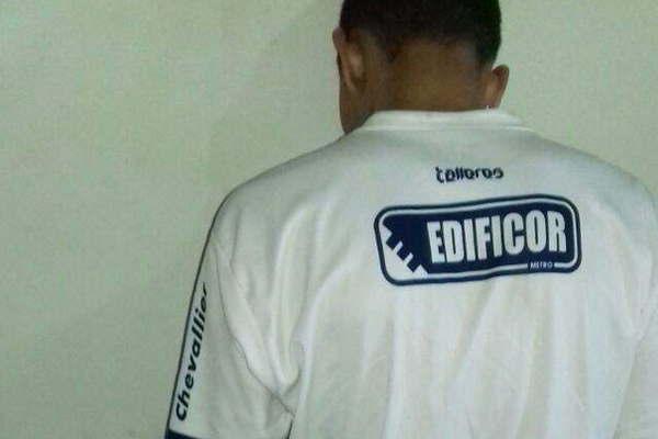 Apuntildealoacute a un joven por la espalda y fue detenido