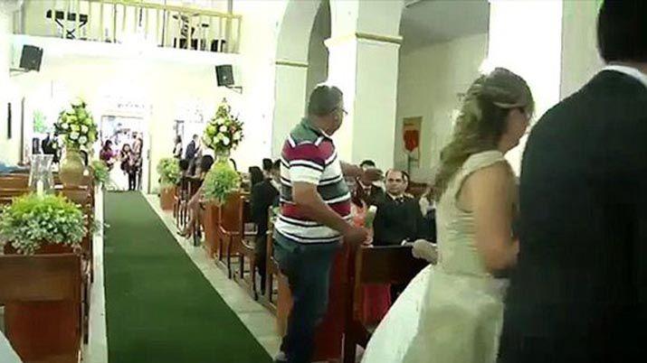 Video- ingresoacute a la iglesia detraacutes de la novia y disparoacute a los invitados