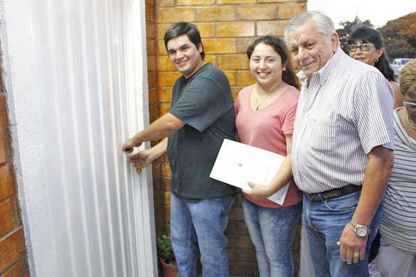 Infante entregoacute la primera vivienda social ecoloacutegica a un matrimonio del barrio Los Flores 