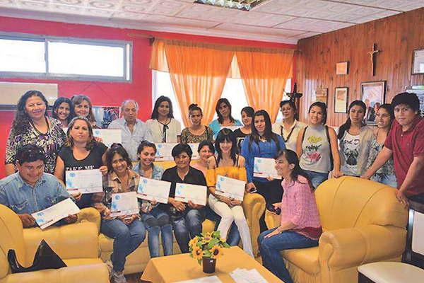 Entregaron certificados a  quienes completaron los cursos  de Artes y Oficios de la Unse 