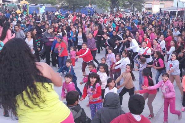 El ciclo Verano Feliz continuacutea con las Plazas Saludables  en los barrios de Clodomira 